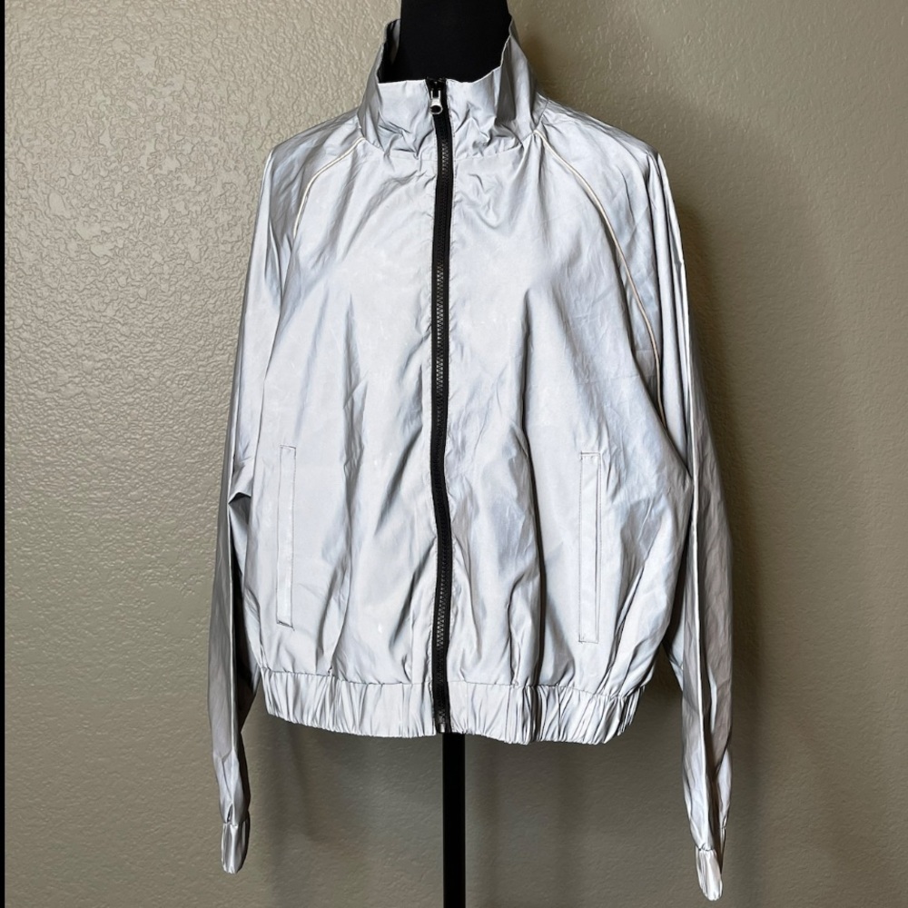 LIGHT GREY REFLECTIVE ATHLETIC JACKET